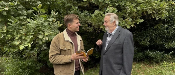 Jan Schillmann (von links) lässt sich von Werner Zahn lippisch-platt erklären. - © Kevin Rajenthira Mohan Shanthanan