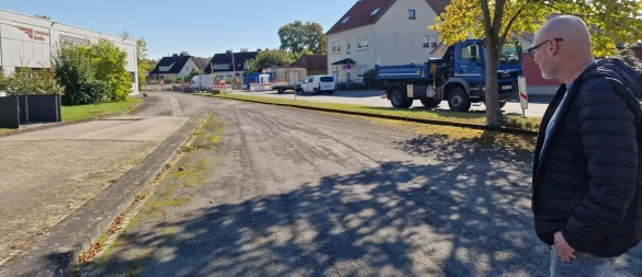 Stefan Pieper schaut auf die Baustelle am Bahnübergang. Er hofft, dass die Arbeiten schnell vorangehen, damit die Lkw-Fahrer wieder den Weg zu seiner Spedition finden. - © Nadine Uphoff