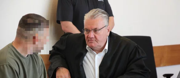 Der 32-jährige Angeklagte bespricht sich kurz vor dem Prozessauftakt mit seinem Verteidiger Dr. Dirk Werner Meinicke aus Hamburg. Sein Mandant möchte "zunächst", so betont es der Rechtsanwalt, schweigen. - © Janet König