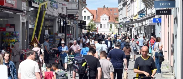 Am Donnerstag zog es viele Menschen in die Hamelner Innenstadt - in NRW sind die Geschäfte am katholischen Feiertag geschlossen, davon profitiert auch Hameln. - © Dana Pollok