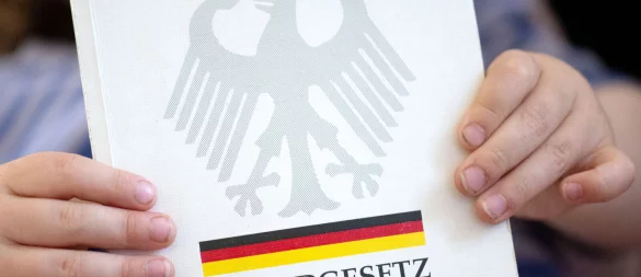 Bürgermeister sind Wahlbeamte, was bedeutet, dass sie für die freiheitliche demokratische Grundordnung einstehen müssen und treu zur Verfassung stehen. Bündnis90/Die Grünen zweifeln an, dass Uwe Detert (AfD) genau dies tut. Sie fordern eine genaue Prüfung seiner Eignung als Kandidat für das Bürgermeister-Amt. - © picture alliance/dpa