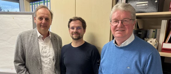 Volker Heuwinkel (von links, CDU) sowie Robin Meier und Frank Sommerfeld im SPD-Fraktionsbüro an der Benzstraße. - © Sven Kienscherf