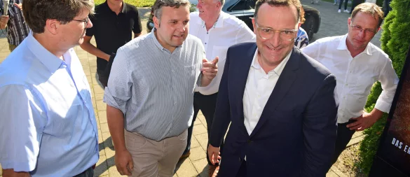 Jens Spahn (vorne) gibt sich in Detmold kampfeslustig. An der Seite der CDU-Kollegen (von links) Stephan Grigat, Bürgermeisterkandidat für Augustdorf, Lars Brakhage (CDU-Kreisvorsitzenden), Heinrich Zertik (CDU Lippe) und dem Landtagsabgeordneten Klaus Hansen geht es ins Museum. Begleitet wird Spahn von seinem Mitarbeiter Louis Wedde (hinten links). - © Nicole Ellerbrake