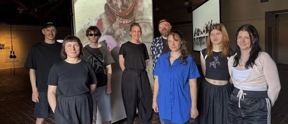 Carlo Seemann, Susan Wright, Maik Schneiker, Prof. Claudia Rohrmoser, Prof. Marcus Widelan, Juliana Aslan, Charlotte Sülflohn sowie Gerlind Werner (von links) von der Hochschule Bielfeld, setzen ihre Arbeiten im Zieleimuseum in Szene. - © Sandra Castrup