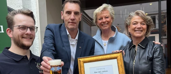 Prost: Luca Fromme, Brauer und Mälzer-Azubi im dritten Lehrjahr, kredenzt Friederike und Simone Strate sowie Oliver Hering vom "ProBier-Club" frisch gezapfte Detmolder Helle. - © Martin Hostert