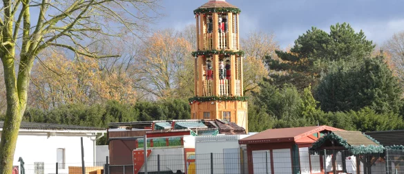 Schon jetzt ein Blickfang: Die Weihnachtspyramide nahe der B61 in Höhe Isselhorst ist kaum zu übersehen. Ab Freitag beginnt ihr Aufbau auf dem Berliner Platz in Gütersloh - © sport/presse/foto Dünhölter