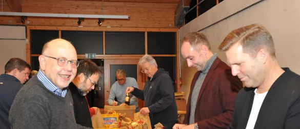 Die Lagenser Lions packen 2000 Weihnachtssäckchen. - © Lions Lage