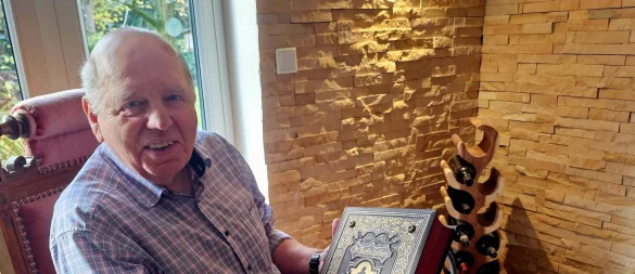 Erhard Kirchhof hat Geschichte studiert, und folglich liebt er es, die Stadthistorie und damit auch seine Familiengeschichte zu erforschen. Das alte Buch gehört dazu. - © Astrid Sewing