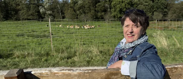 Renate Ciesielski-Finke auf ihrer Lieblingsbank im Landschaftsgarten. - © Sven Kienscherf
