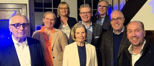 Das neue Präsidium der IHK Lippe zu Detmold (von links): Präsident Volker Steinbach mit Vizepräsidentin Maren Lampe, Hauptgeschäftsführerin Svenja Jochens und den weiteren Vizen Annette Küstermann, Arnd Paas, Stefan Westerdick, Christian Schmidt und Kai Vogelsänger. Es fehlen Melanie Lehmann und Oliver Voßhenrich. - © IHK Lippe