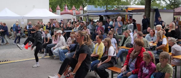 Talerfest 2025 in Biemsen-Ahmsen begeistert Jung und Alt. Tanzvorführungen des TUS Ahmsen kommen bestens an. - © Thomas Krügler