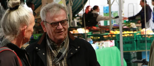 Friedrich Brakemeier beim Schwatz auf dem Marktplatz, seinem zweiten Wohnzimmer - hier mit Ulrike von der Linden. - © Martin Hostert