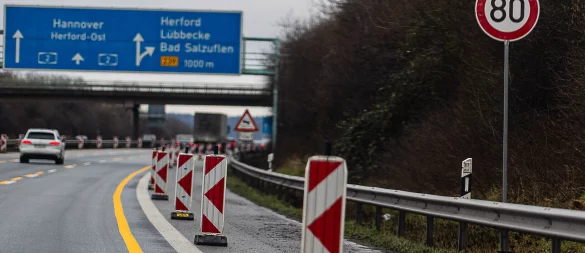 Diese gelben Markierungen und Baken sind Geschichte: Auf der A2 in Fahrtrichtung Dortmund sind schon wieder alle Spuren frei, das Tempolimit gilt allerdings noch. - © picture alliance / Rainer Keuenhof