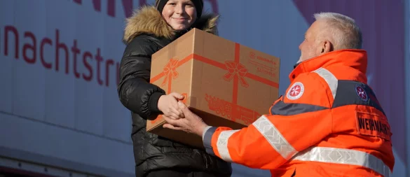 Kindern eine Freude machen: Startschuss für den Johanniter-Weihnachtstrucker. - © Benedikt Wagner
