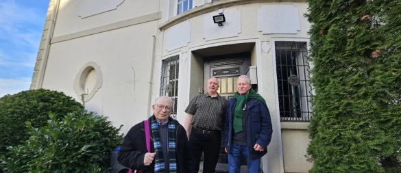 Es ist für Joost Werthauer (rechts) und Peter Werth ein besonderer Moment, das ehemalige Elternhaus der jüdischen Familie Werthauer betreten zu dürfen. Mit dabei ist Martin Hankemeier (vorne), der sich seit Jahrzehnten dafür einsetzt, die Erinnerung lebendig zu halten. - © Astrid Sewing