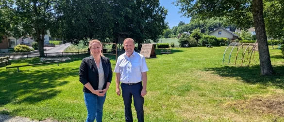 Fachbereichsleiterin Planen und Bauen, Ewa Hermann (links), und Bürgermeister Mario Hecker stehen auf dem Areal das umgestaltet werden soll. Im Hintergrund das Bebauungsplangebiet „Kuhlenkamp“ auf dem Wohnbauflächen entstehen sollen. - © Gemeinde Kalletal