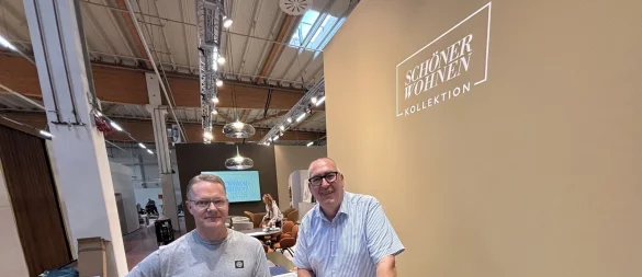 Andreas Reibchen (links) und Bernd Schäfermeier (beide Geschäftsführer der "Messe Ostwestfalen GmbH") am Stand von "Schöner Wohnen Kollektion". Hier wird gerade tüchtig für die M.O.W. aufgebaut. - © Thomas Reineke