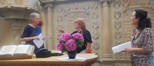 Auf Spurensuche in der Schlosskirche Varenholz (von links): Vera Varlemann, Marieke Fernhout und Inette Mennen. - © Hans-Ulrich Krause