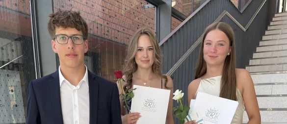 Die Klassenbesten (von rechts) Pauline Niebuhr, Liana Gross und Nils Göckemeyer mit ihren Zeugnissen. - © Realschule Aspe