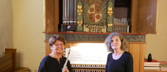 Angelika Böke (rechts) und Sabine Böke an der Orgel von Donop. - © Lippische Landeskirche