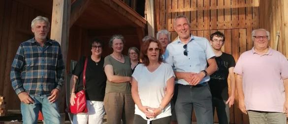 Bürgermeister Dirk Tolkemitt (Dritter von rechts) lässt sich vom Ortsverein durch Papenhausen führen. Mit im Bild (von links) Holm Wilmsmeier, Ortsausschussvorsitzende Bärbel Paetzold, Susanne Huchzermeier, Heike Beimfohr, Karin Levermann, Helmut Levermann, Mirco Levermann und Willibald Dommes - © Ortsverein Papenhausen