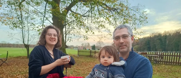 Die junge Besitzerfamilie Mini Bartl, Finja und Heinrich Traphöner erfreut sich, wie manche Gäste, auch im November noch am Sitzen im gemütlichen Biergarten. Foto: Sibylle Kemna - © Sibylle Kemna