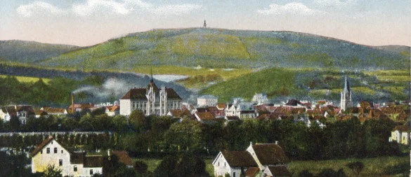 Auf dieser Postkarte thront Hermann über der Stadt. Detmold und die umliegenden Orte profitierten sehr von der touristischen Wirkung des Denkmals. - © Bildrechte: Stadtarchiv Detmold