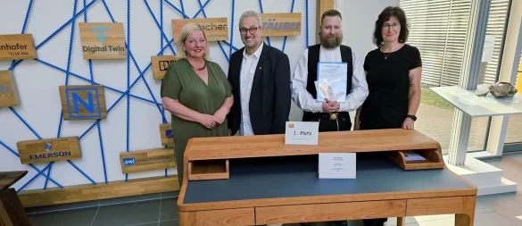 Gewinner von "Die gute Form" ist in diesem Jahr der Zeichentisch von Merlin Margraf (Zweiter von rechts), der klassisches Handwerk mit sehr hohen technischen Anforderungen verbindet. Mit ihm freuen sich (von links) Andrea Hegerbekermeier, Christian Schmidt und Evelyn Geise. - © Kreishandwerkerschaft Paderborn-Lippe/Kronsbein