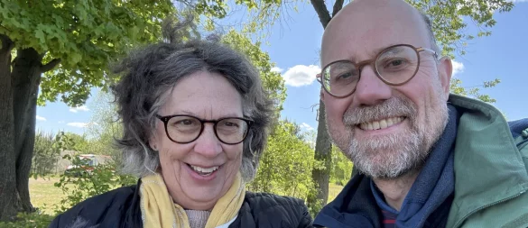 Julie Somers aus den USA (links), Nachfahrin eines Opfers, und Matthias Altevogt, Nachfahre eines Täters: Der Lemgoer Pfarrer besuchte die Gedenkfeiern zum 80. Jahrestag der Befreiung des KZ Sachsenhausen. Sein Großvater leitete als Ingenieur das dortige "Todeslager". - © Bildrechte: Matthias Altevogt