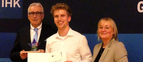 Holzmechaniker Joscha Weigel ist der Beste, und das sogar auf Landesebene. Links Präsident Volker Steinbach, rechts Geschäftsführerin Svenja Jochens. - © Rudi Rudolph