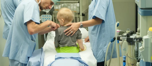 Aktuell warten bis zu 14.000 Kinder auf eine HNO-Operation. Oft benötigen sie ambulante Eingriffe an Mandeln, Polypen oder Ohren. - © picture alliance