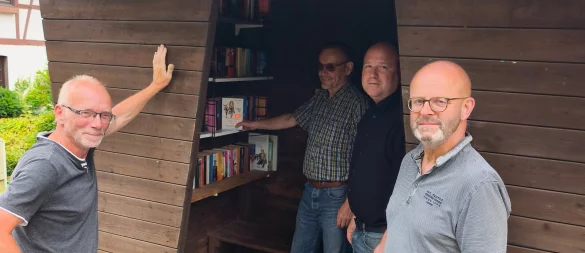 Das alte Bushäuschen wird auch als Bücherschrank genutzt. Es soll mit dem Neubau des Buswartehäuschen um wenige Meter versetzt werden und so den Donopern erhalten bleiben. - © Stadt Blomberg