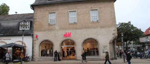 Das Dach des Geschäftshauses Lange Straße 68, in dem auch die H&M-Filiale ist, verliert Schindeln. - © Jana Beckmann