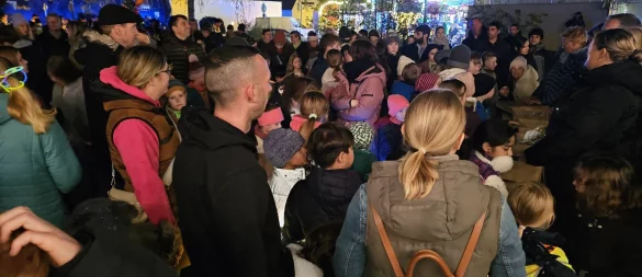Beim Dorffest in Hörste kommen stets einige Hundert Menschen zum Laternenumzug. Am Ende gibt es Lebkuchenherzen für die Kinder, im vergangenen Jahr hat der RSV die Verteilung übernommen. - © Archivfoto: Astrid Sewing
