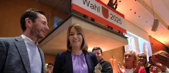 Ina Laukötter (CDU) lässt sich bei ihrer Ankunft im Gütersloher Kreishaus feiern. Die CDU-Politiker ist die neue Landrätin im Kreis Gütersloh. - © Andreas Frücht