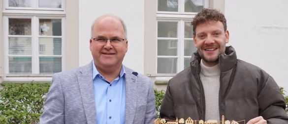 Bürgermeister Marcus Püster (links) und Tourismusmanager Niklas Hecker präsentieren die hölzerne Silhouette. - © Gemeinde Schlangen