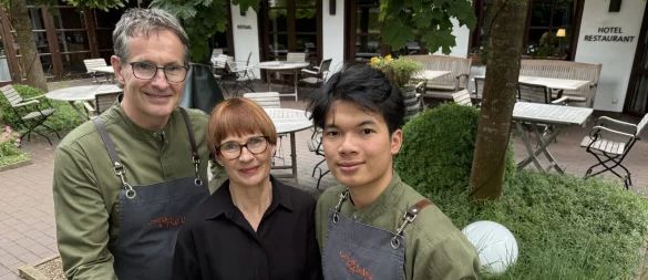 Die Inhaber des Gasthauses Franz Spieker (v. l.) und Beate Spieker und Koch-Azubi The Anh mit dem Gericht Spargel-Matjessalat. - © Nieder-Entgelmeier