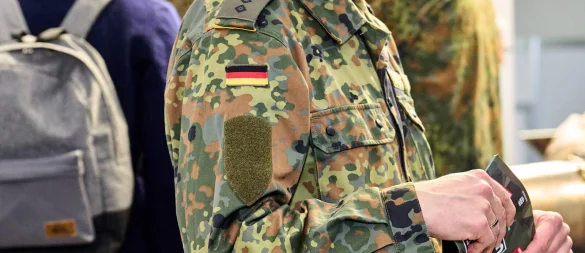 Seit 2012 regelt eine Vereinbarung in NRW, wie Schulbesuche der Bundeswehr ablaufen sollen. Das Land spricht sich für eine Ausweitung der Gespräche aus. - © IMAGO/Bihlmayerfotografie