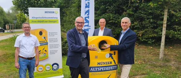 Der städtische Geschäftsbereichsleiter Dennis Ortmeier (von links), Bürgermeister Markus Baier, Walter Sattlberger (Firma Münzer) und Münzer-Vertriebsleiter Albert Bechtoldt zeigen, wie sich an den neuen Sammelboxen Altspeisefett entsorgen lässt. - © Alte Hansestadt Lemgo