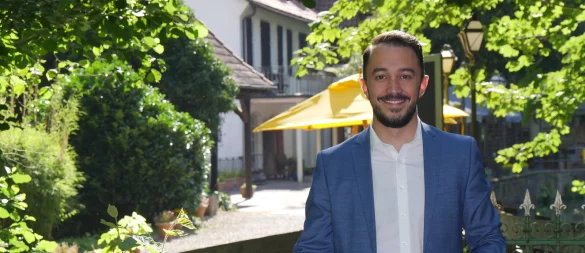 Der Horn-Bad Meinberger Bürgermeisterkandidat Celil Celik verbindet schöne Kindheitserinnerungen mit der Silbermühle und der nahen Quelle in Leopoldstal. Deshalb ist sie sein Lieblingsort. - © Jost Wolf