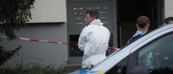 Die Polizei ermittelt in einem Mehrfamilienhaus - © Die Blaulichtfotografen