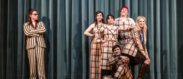 Kleists Komödie funktioniert auch ohne Realismus auf der Bühne. Leonard Lange, Stella Hanheide, Manuela Stüßner, Elias Nagel, Patrick Hellenbrand, Finn Nachfolger (von links). - © Landestheater Detmold/Jochen Quast