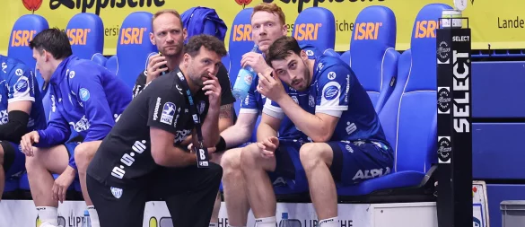Florian Kehrmann, hier im Dialog mit Hendrik Wagner, bereitet sein Team auf das Heimspiel gegen Stuttgart vor. - © Paul Cohen