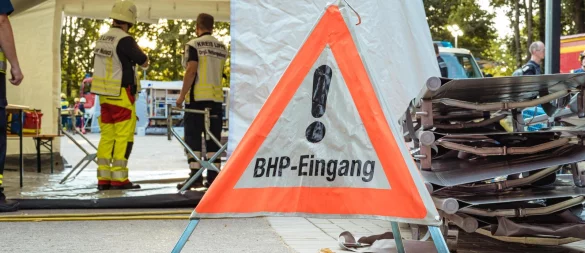 Ein im Zelt eingerichteter Behandlungsplatz (BHP) für Verletzte. Diese Zelte aufzubauen und einzurichten, wird in Detmold in großem Stil geübt. - © Archivbild: FreitagTV/Leon Stock