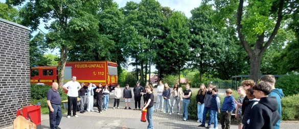 Schüler der 7c übten den Umgang mit dem Feuerlöscher unter Anleitung von Feuerwehrmann Klaus Sieveke. 
Foto: Landerbarthold - © Christian Landerbarthold