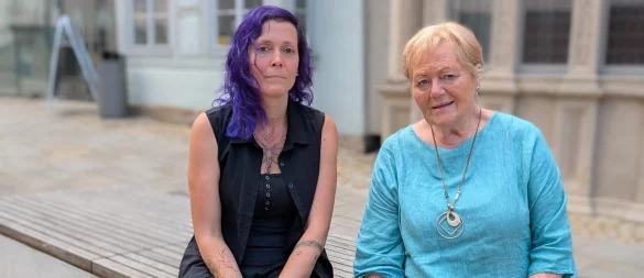 Am Ort des Geschehens: Daniela Klöpperpieper (links) und Marianne Rautenberg vom Verein "Unsere Hände für viele Pfoten" vor dem Hexenbürgermeisterhaus. Sie vermuten einen Verstoß gegen das Tierschutzgesetz. Rautenberg hat Strafanzeige gestellt. - © Annika Langhagel