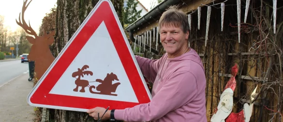 Einige Handgriffe muss Klaus Düwel noch erledigen, damit sein Haus ab dem 24. November im weihnachtlichen Glanz erstrahlt. - © Lorraine Brinkmann