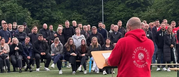 Trauerfeier auf den Diestelbrucher Sportplatz: Vereinsvorsitzender Axel Landwehrmeyer gedenkt Selcuk Cakil. - © Martin Hostert