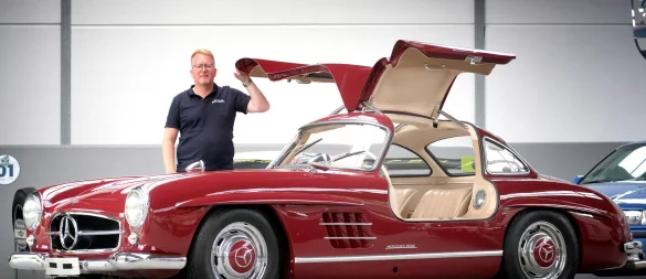 Der Gütersloher Autohändler Hubertus Bettenworth handelt mit millionenschweren Mercedes-300-SL-Modellen. Diese Coupé mit Flügeltüren (Gullwing) bietet er auf Internet-Portalen für 1.590.000 Euro an. - © Andreas Frücht