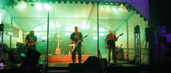 Der Mufflonkamp bebt: Die Red Cadillac Band brachte mit bester gecoverter Rockmusik von bekannten Weltstars das Publikum zum Kochen. - © Juliana Szabo